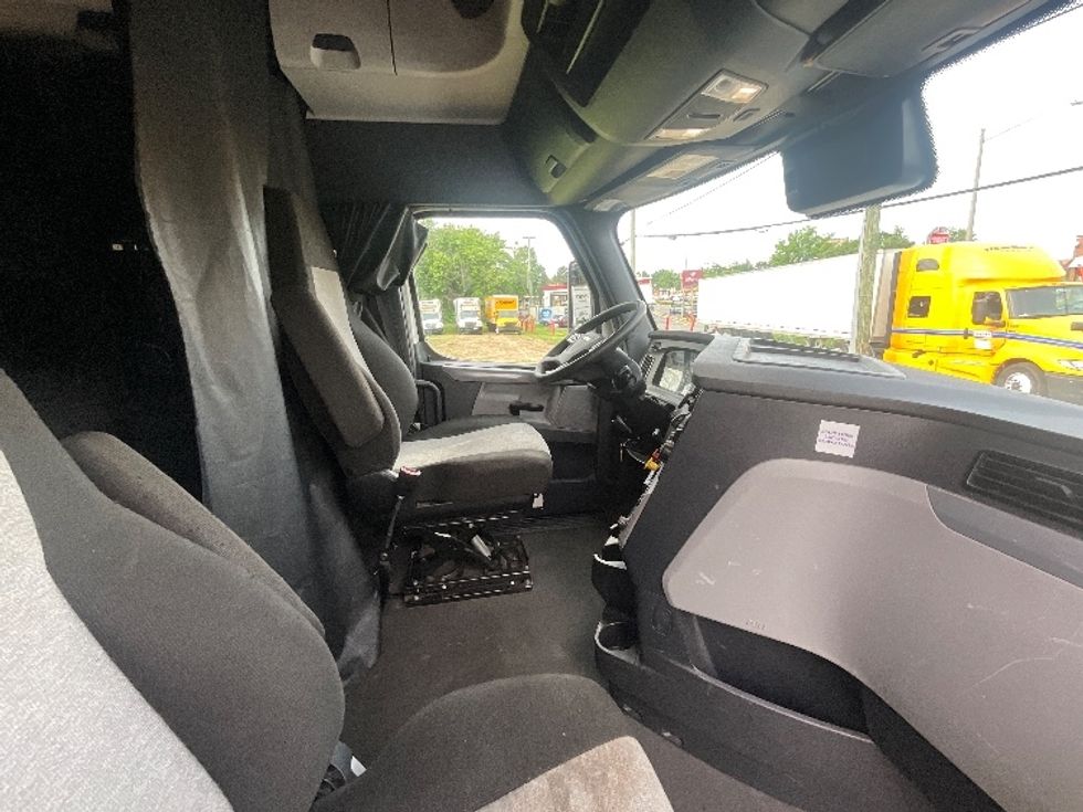 Sleeper Tractor-Heavy Duty Tractors-Freightliner-2021-T12664ST-Alexandria-VA-574,477\n\t\tmiles-$ 58,000 - Image 15