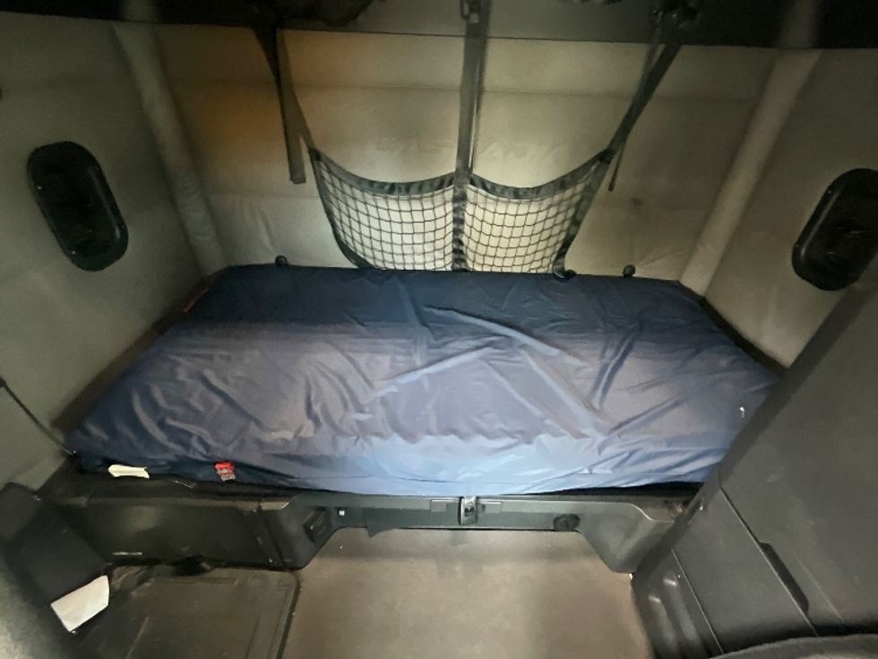 Sleeper Tractor-Heavy Duty Tractors-Freightliner-2021-T12664ST-Alexandria-VA-574,477\n\t\tmiles-$ 58,000 - Image 17