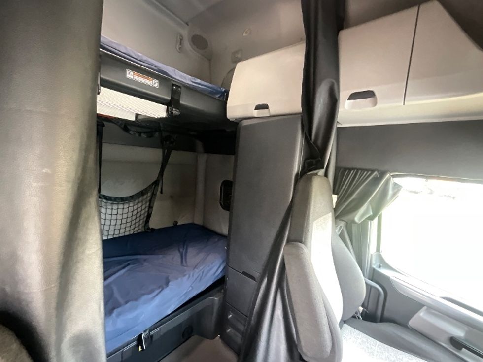 Sleeper Tractor-Heavy Duty Tractors-Freightliner-2021-T12664ST-Alexandria-VA-574,477\n\t\tmiles-$ 58,000 - Image 18