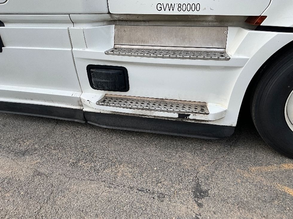 Sleeper Tractor-Heavy Duty Tractors-Freightliner-2021-T12664ST-Alexandria-VA-574,477\n\t\tmiles-$ 58,000 - Image 25