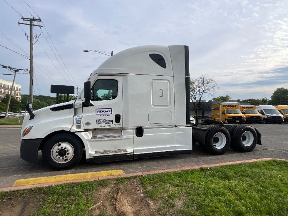 Sleeper Tractor-Heavy Duty Tractors-Freightliner-2021-T12664ST-Alexandria-VA-574,477\n\t\tmiles-$ 58,000 - Image 4