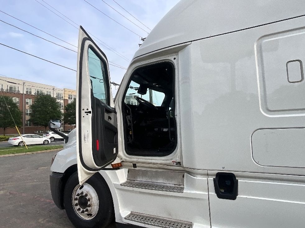 Sleeper Tractor-Heavy Duty Tractors-Freightliner-2021-T12664ST-Alexandria-VA-574,477\n\t\tmiles-$ 58,000 - Image 9