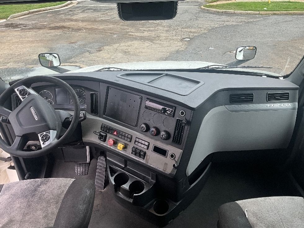 Sleeper Tractor-Heavy Duty Tractors-Freightliner-2021-T12664ST-Alexandria-VA-595,132\n\t\tmiles-$ 54,000 - Image 11