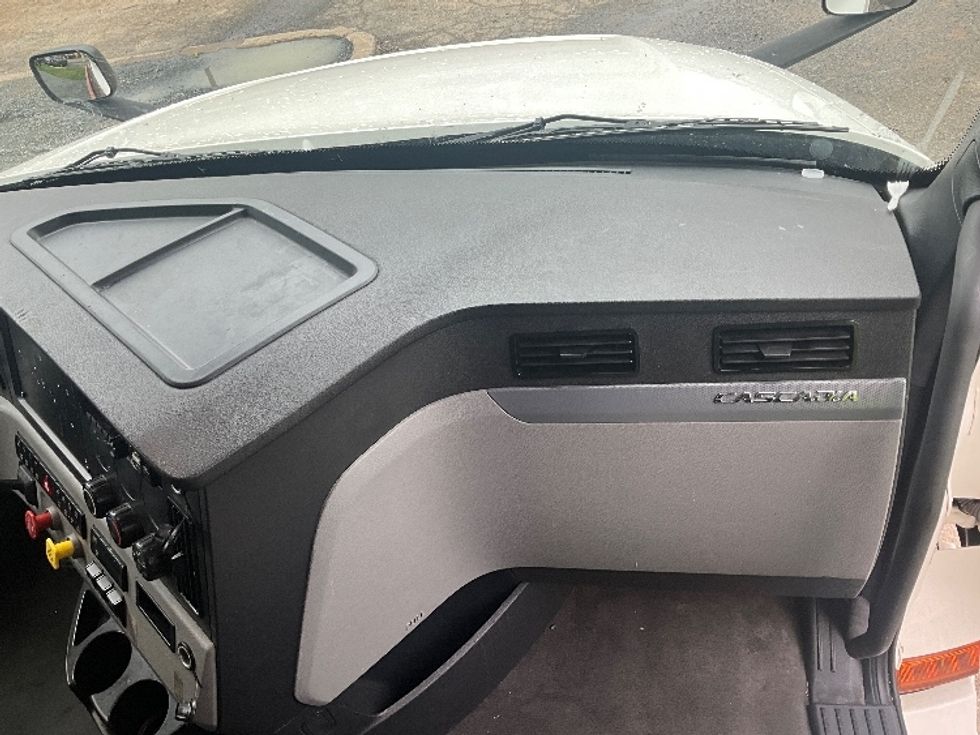 Sleeper Tractor-Heavy Duty Tractors-Freightliner-2021-T12664ST-Alexandria-VA-595,132\n\t\tmiles-$ 54,000 - Image 13