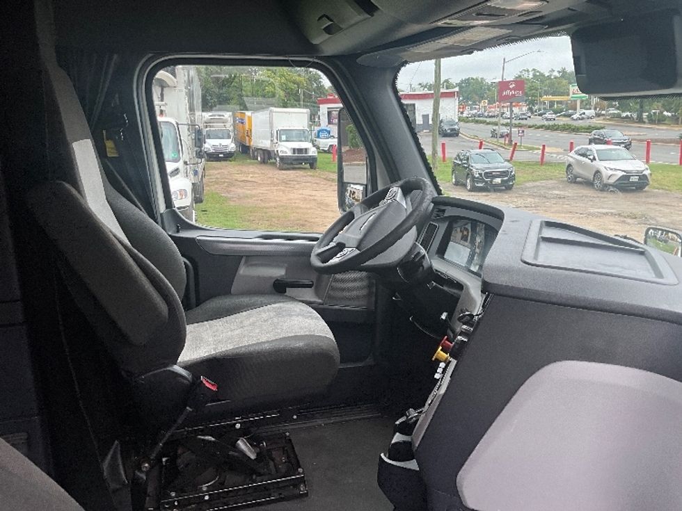 Sleeper Tractor-Heavy Duty Tractors-Freightliner-2021-T12664ST-Alexandria-VA-595,132\n\t\tmiles-$ 54,000 - Image 14