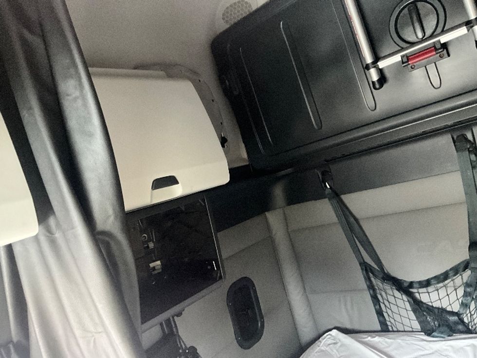 Sleeper Tractor-Heavy Duty Tractors-Freightliner-2021-T12664ST-Alexandria-VA-595,132\n\t\tmiles-$ 54,000 - Image 15