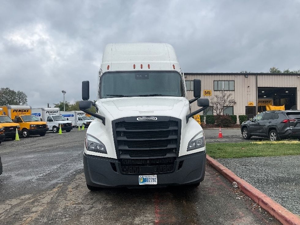 Sleeper Tractor-Heavy Duty Tractors-Freightliner-2021-T12664ST-Alexandria-VA-595,132\n\t\tmiles-$ 54,000 - Image 2