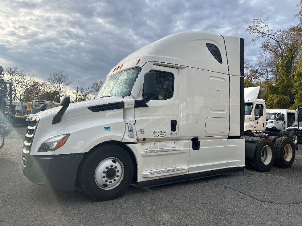 Sleeper Tractor-Heavy Duty Tractors-Freightliner-2021-T12664ST-Alexandria-VA-595,132\n\t\tmiles-$ 54,000 - Image 3