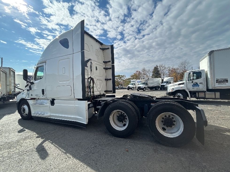 Sleeper Tractor-Heavy Duty Tractors-Freightliner-2021-T12664ST-Alexandria-VA-595,132\n\t\tmiles-$ 54,000 - Image 4