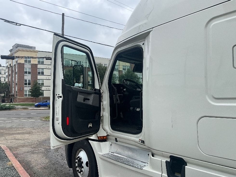 Sleeper Tractor-Heavy Duty Tractors-Freightliner-2021-T12664ST-Alexandria-VA-595,132\n\t\tmiles-$ 54,000 - Image 8