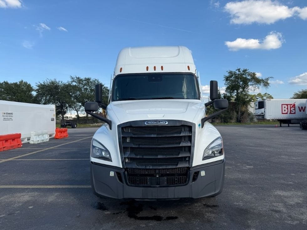 Sleeper Tractor-Heavy Duty Tractors-Freightliner-2021-T12664ST-Alexandria-VA-626,009\n\t\tmiles-$ 48,000 - Image 1