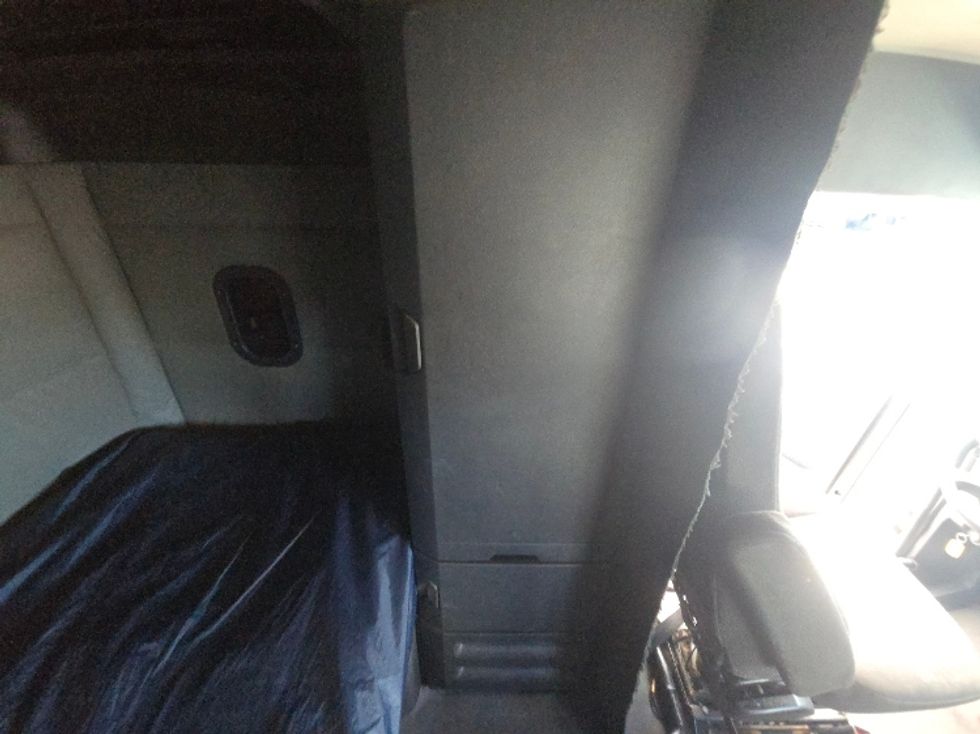 Sleeper Tractor-Heavy Duty Tractors-Freightliner-2021-T12664ST-Alexandria-VA-626,009\n\t\tmiles-$ 48,000 - Image 11