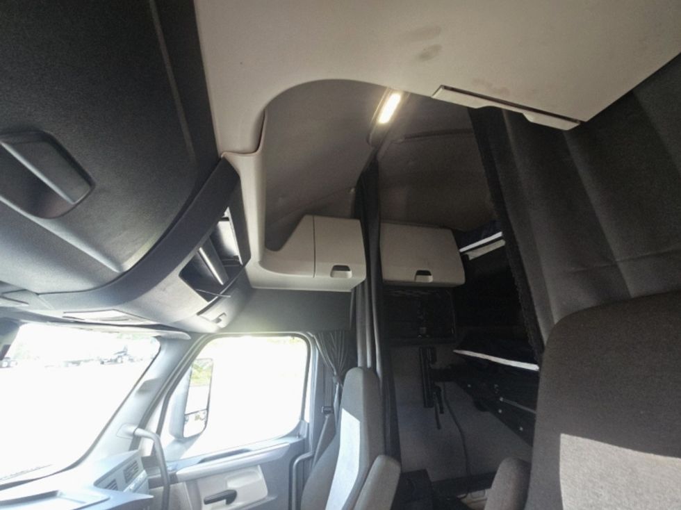 Sleeper Tractor-Heavy Duty Tractors-Freightliner-2021-T12664ST-Alexandria-VA-626,009\n\t\tmiles-$ 48,000 - Image 12