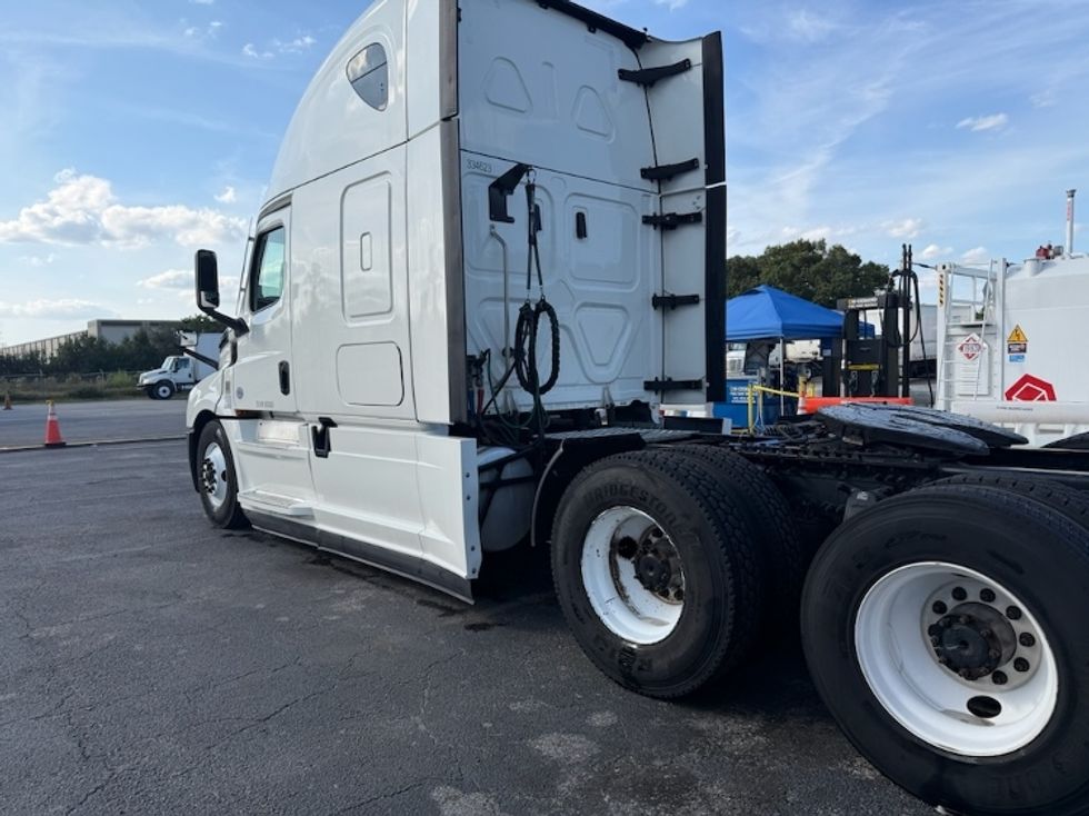 Sleeper Tractor-Heavy Duty Tractors-Freightliner-2021-T12664ST-Alexandria-VA-626,009\n\t\tmiles-$ 48,000 - Image 3