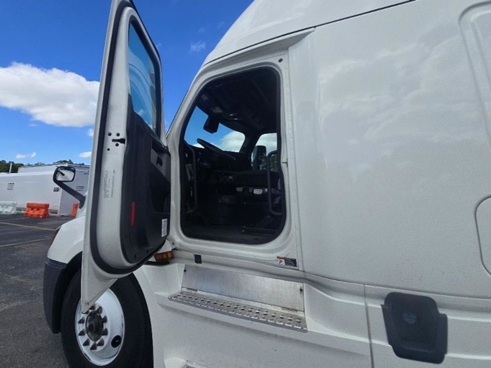 Sleeper Tractor-Heavy Duty Tractors-Freightliner-2021-T12664ST-Alexandria-VA-626,009\n\t\tmiles-$ 48,000 - Image 6