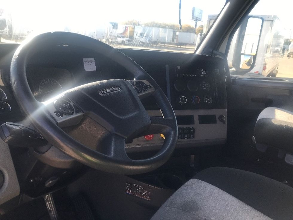Sleeper Tractor-Heavy Duty Tractors-Freightliner-2021-T12664ST-Allen Park-MI-315,163\n\t\tmiles-$ 75,750 - Image 10