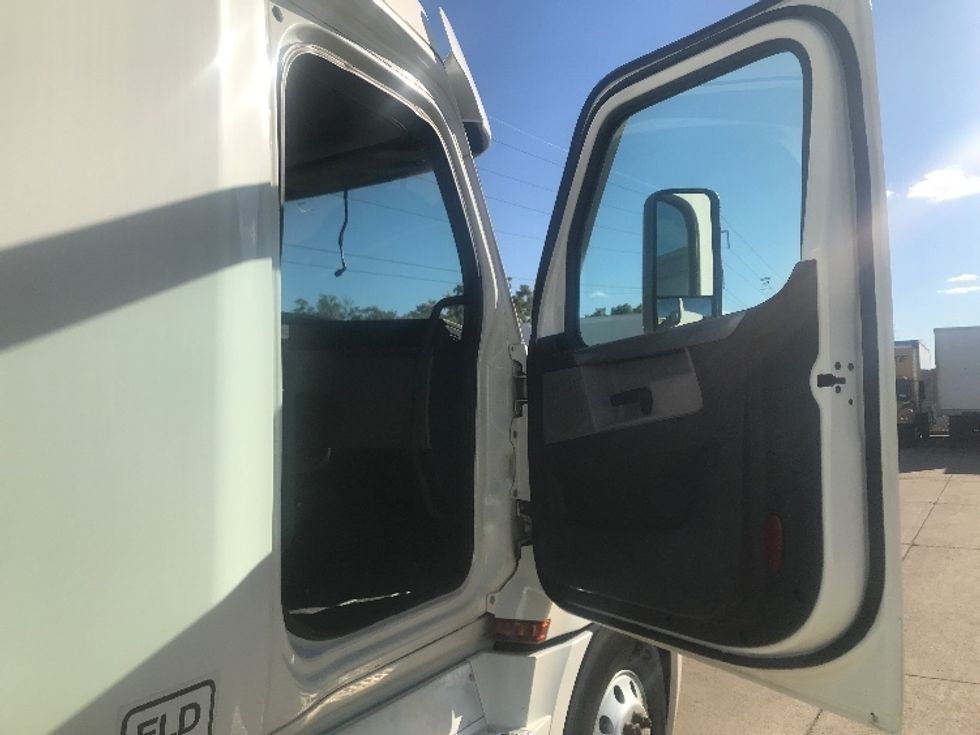 Sleeper Tractor-Heavy Duty Tractors-Freightliner-2021-T12664ST-Allen Park-MI-315,163\n\t\tmiles-$ 75,750 - Image 13