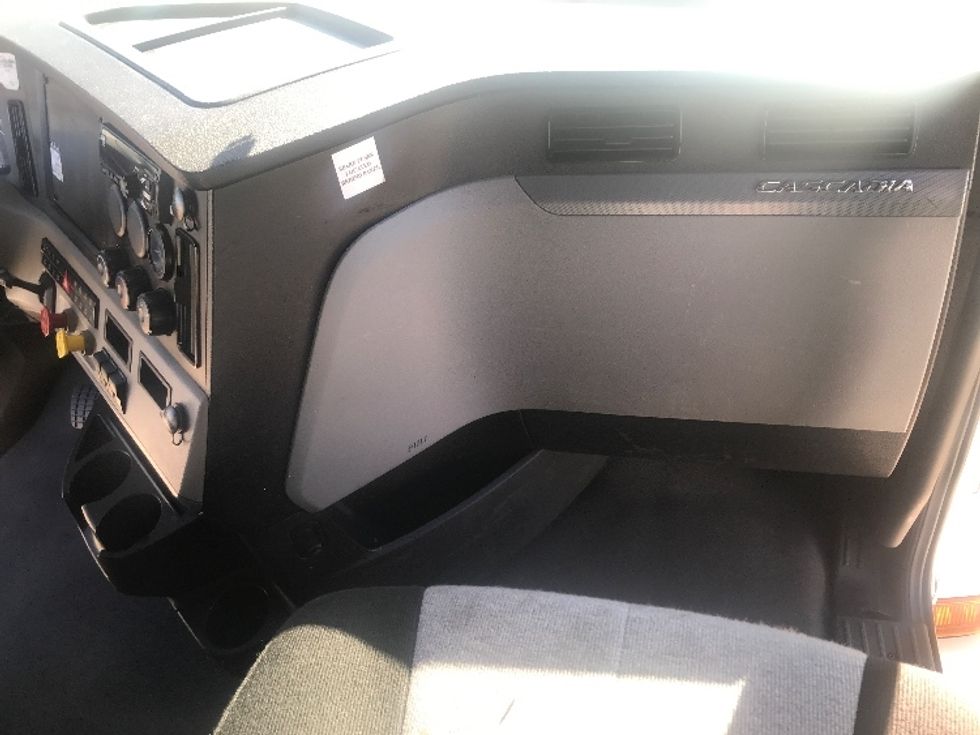 Sleeper Tractor-Heavy Duty Tractors-Freightliner-2021-T12664ST-Allen Park-MI-315,163\n\t\tmiles-$ 75,750 - Image 14
