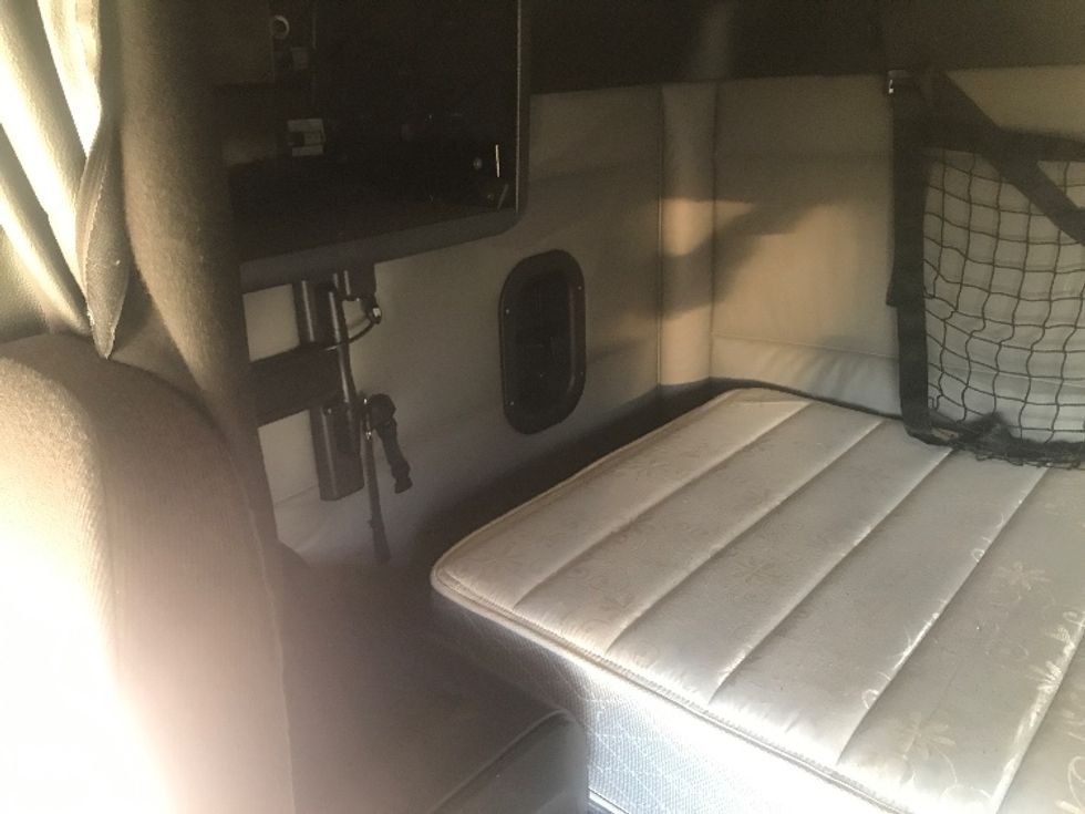 Sleeper Tractor-Heavy Duty Tractors-Freightliner-2021-T12664ST-Allen Park-MI-315,163\n\t\tmiles-$ 75,750 - Image 18