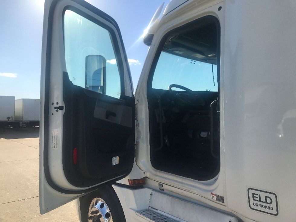 Sleeper Tractor-Heavy Duty Tractors-Freightliner-2021-T12664ST-Allen Park-MI-315,163\n\t\tmiles-$ 75,750 - Image 9