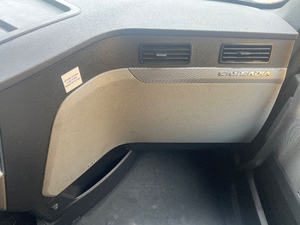 Sleeper Tractor-Heavy Duty Tractors-Freightliner-2021-T12664ST-Allen Park-MI-475,703\n\t\tmiles-$ 67,000 - Image 13