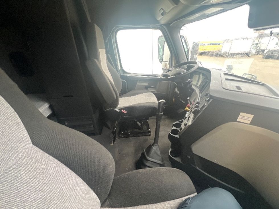 Sleeper Tractor-Heavy Duty Tractors-Freightliner-2021-T12664ST-Allen Park-MI-475,703\n\t\tmiles-$ 67,000 - Image 14