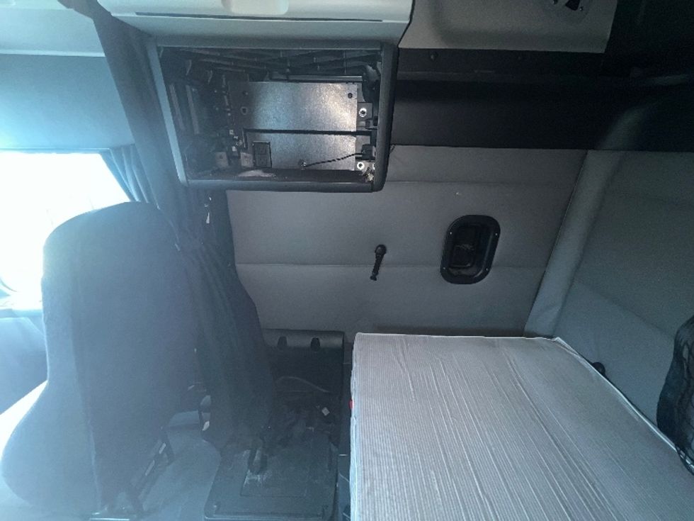 Sleeper Tractor-Heavy Duty Tractors-Freightliner-2021-T12664ST-Allen Park-MI-475,703\n\t\tmiles-$ 67,000 - Image 18