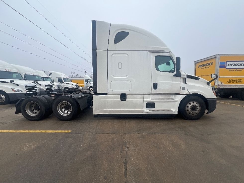 Sleeper Tractor-Heavy Duty Tractors-Freightliner-2021-T12664ST-Allen Park-MI-475,703\n\t\tmiles-$ 67,000 - Image 8