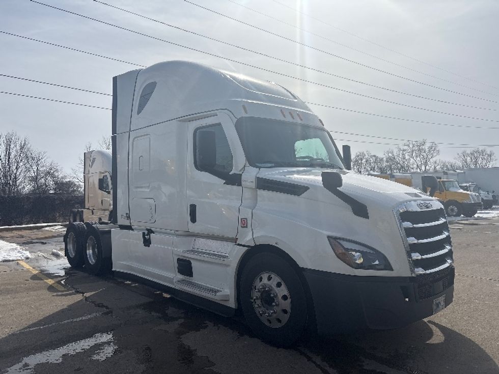 Sleeper Tractor-Heavy Duty Tractors-Freightliner-2021-T12664ST-Allen Park-MI-534,168\n\t\tmiles-$ 62,750 - Image 1