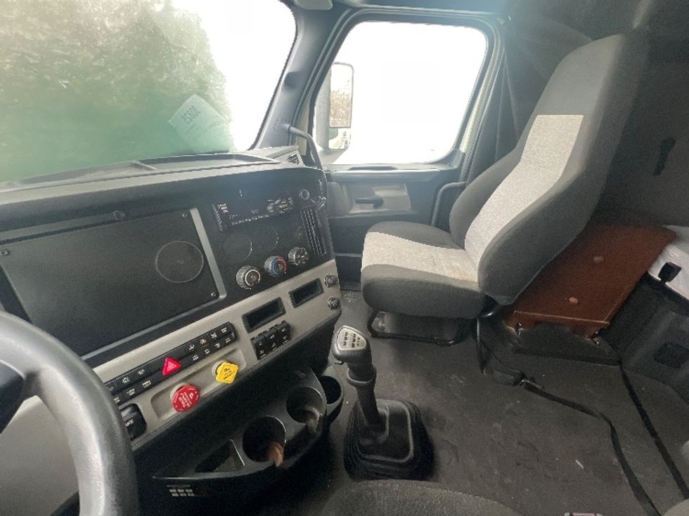 Sleeper Tractor-Heavy Duty Tractors-Freightliner-2021-T12664ST-Allen Park-MI-534,168\n\t\tmiles-$ 62,750 - Image 10