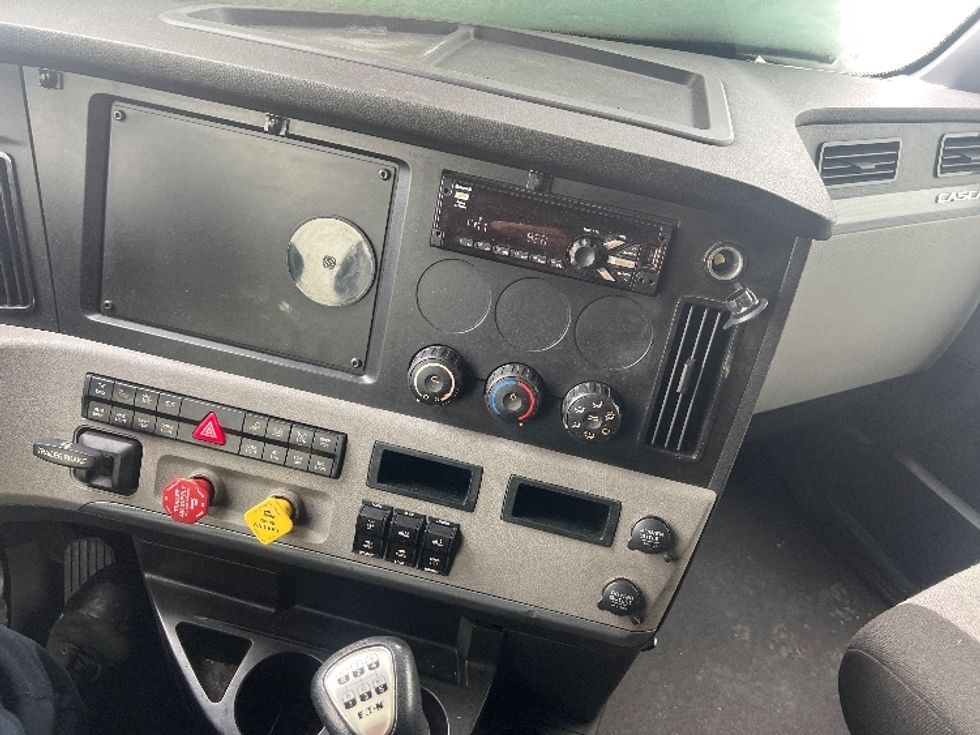 Sleeper Tractor-Heavy Duty Tractors-Freightliner-2021-T12664ST-Allen Park-MI-534,168\n\t\tmiles-$ 62,750 - Image 12