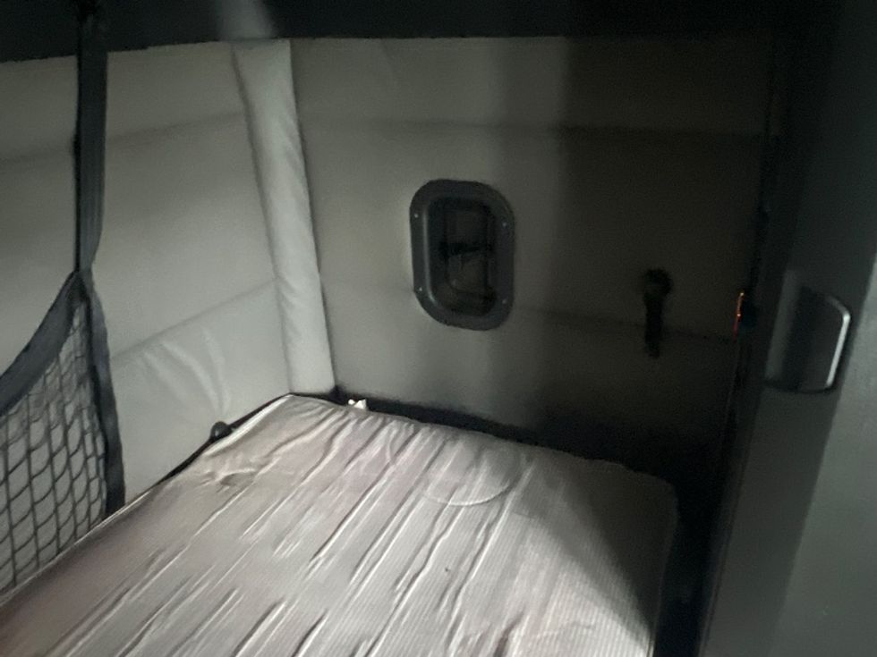 Sleeper Tractor-Heavy Duty Tractors-Freightliner-2021-T12664ST-Allen Park-MI-534,168\n\t\tmiles-$ 62,750 - Image 17