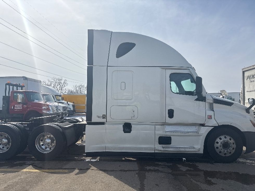 Sleeper Tractor-Heavy Duty Tractors-Freightliner-2021-T12664ST-Allen Park-MI-534,168\n\t\tmiles-$ 62,750 - Image 8