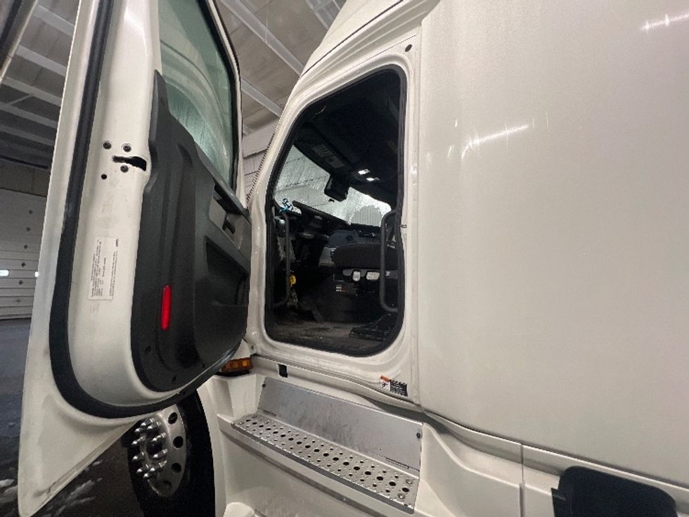 Sleeper Tractor-Heavy Duty Tractors-Freightliner-2021-T12664ST-Allen Park-MI-534,168\n\t\tmiles-$ 62,750 - Image 9