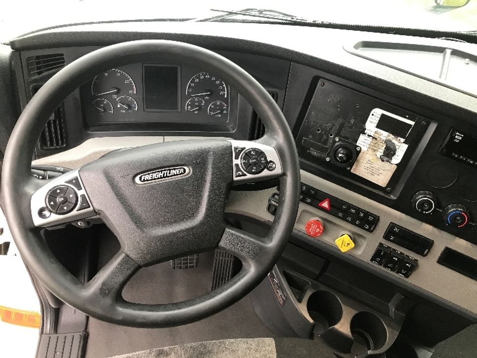Sleeper Tractor-Heavy Duty Tractors-Freightliner-2021-T12664ST-Allentown-PA-625,534\n\t\tmiles-$ 52,250 - Image 11