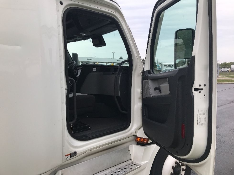 Sleeper Tractor-Heavy Duty Tractors-Freightliner-2021-T12664ST-Allentown-PA-625,534\n\t\tmiles-$ 52,250 - Image 13