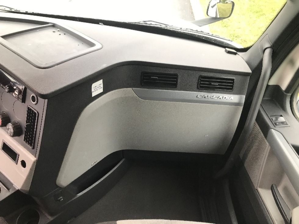 Sleeper Tractor-Heavy Duty Tractors-Freightliner-2021-T12664ST-Allentown-PA-625,534\n\t\tmiles-$ 52,250 - Image 14