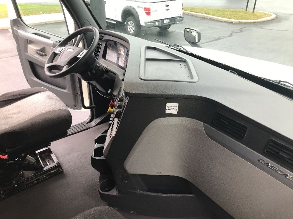 Sleeper Tractor-Heavy Duty Tractors-Freightliner-2021-T12664ST-Allentown-PA-625,534\n\t\tmiles-$ 52,250 - Image 15