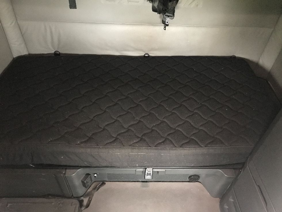 Sleeper Tractor-Heavy Duty Tractors-Freightliner-2021-T12664ST-Allentown-PA-625,534\n\t\tmiles-$ 52,250 - Image 17