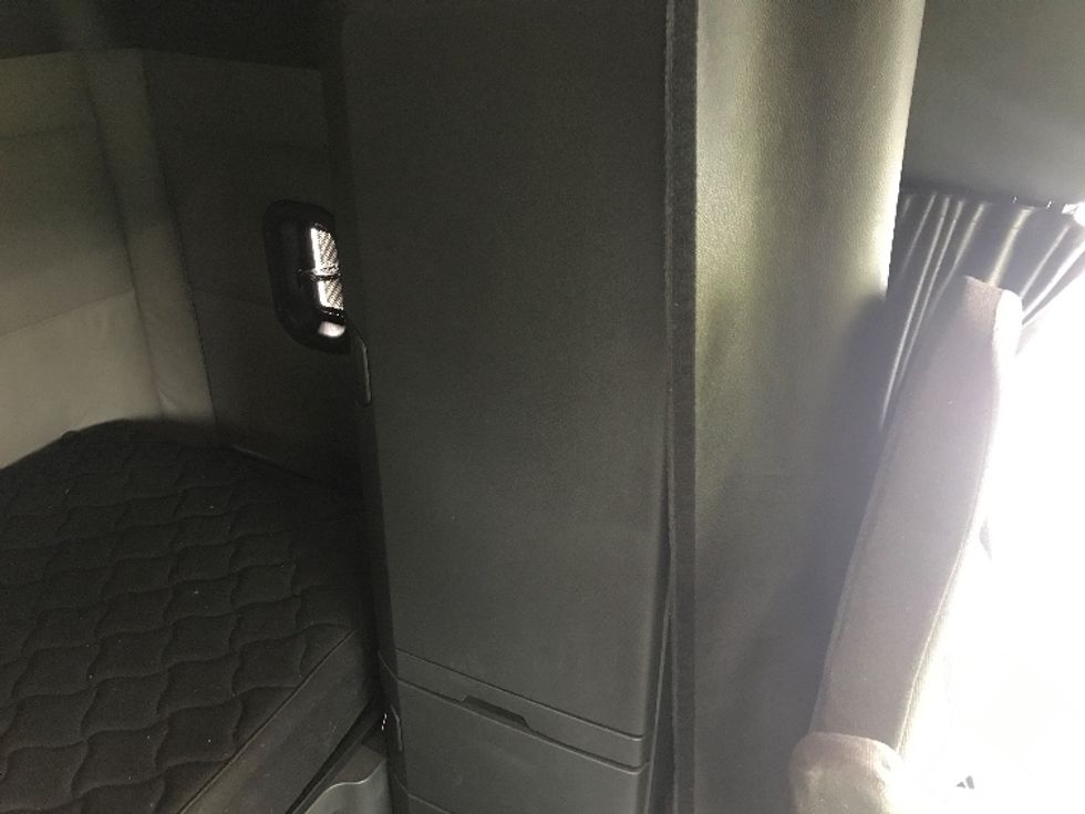 Sleeper Tractor-Heavy Duty Tractors-Freightliner-2021-T12664ST-Allentown-PA-625,534\n\t\tmiles-$ 52,250 - Image 18