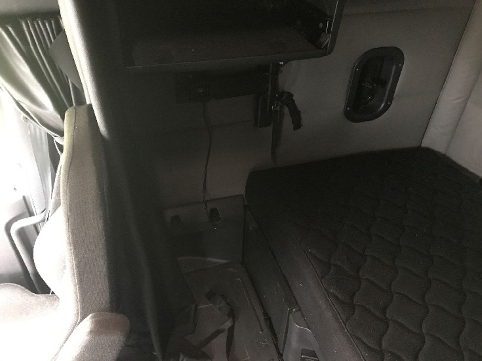 Sleeper Tractor-Heavy Duty Tractors-Freightliner-2021-T12664ST-Allentown-PA-625,534\n\t\tmiles-$ 52,250 - Image 19