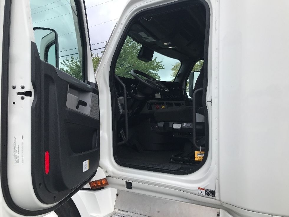 Sleeper Tractor-Heavy Duty Tractors-Freightliner-2021-T12664ST-Allentown-PA-625,534\n\t\tmiles-$ 52,250 - Image 9