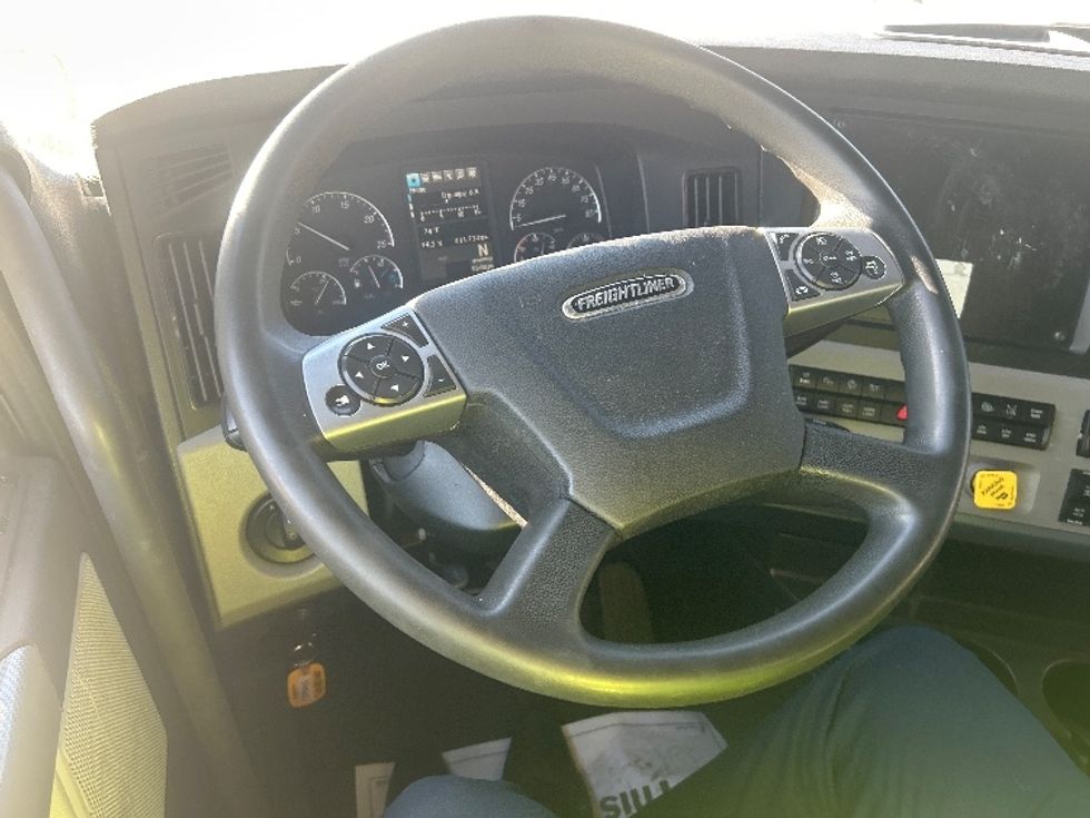 Sleeper Tractor-Heavy Duty Tractors-Freightliner-2021-T12664ST-Amarillo-TX-411,742\n\t\tmiles-$ 77,250 - Image 10