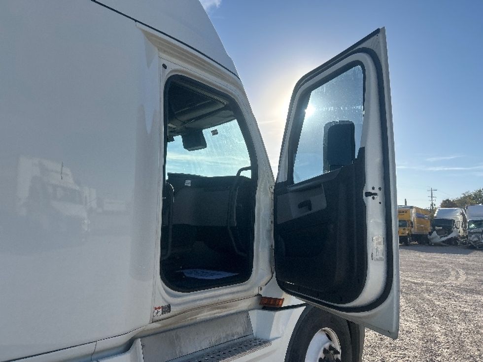 Sleeper Tractor-Heavy Duty Tractors-Freightliner-2021-T12664ST-Amarillo-TX-411,742\n\t\tmiles-$ 77,250 - Image 13