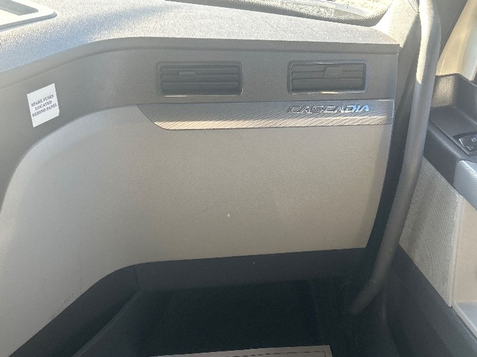 Sleeper Tractor-Heavy Duty Tractors-Freightliner-2021-T12664ST-Amarillo-TX-411,742\n\t\tmiles-$ 77,250 - Image 14