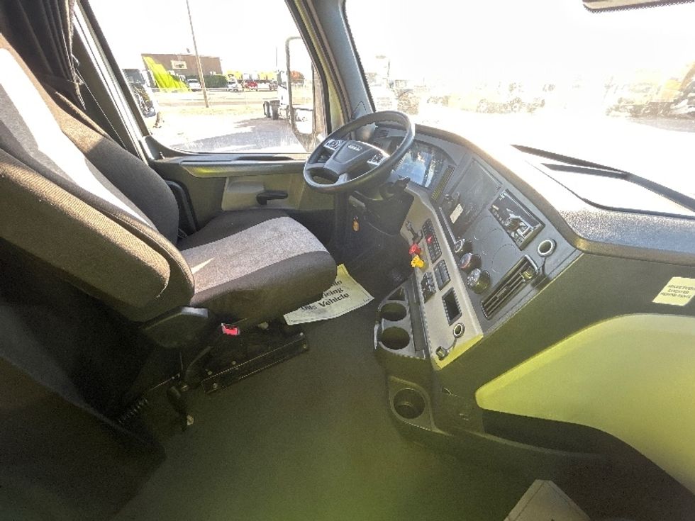 Sleeper Tractor-Heavy Duty Tractors-Freightliner-2021-T12664ST-Amarillo-TX-411,742\n\t\tmiles-$ 77,250 - Image 15