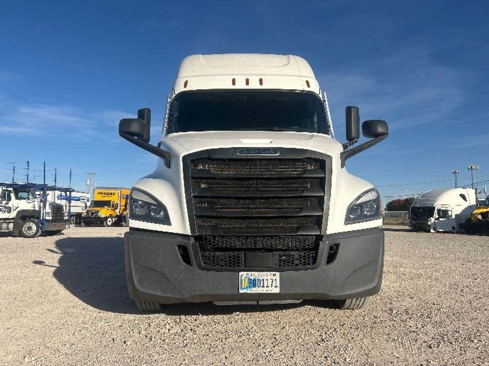 Sleeper Tractor-Heavy Duty Tractors-Freightliner-2021-T12664ST-Amarillo-TX-411,742\n\t\tmiles-$ 77,250 - Image 2