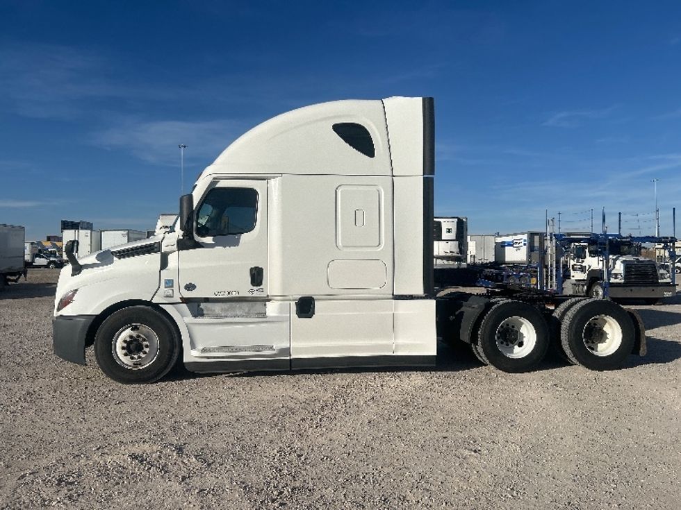Sleeper Tractor-Heavy Duty Tractors-Freightliner-2021-T12664ST-Amarillo-TX-411,742\n\t\tmiles-$ 77,250 - Image 4