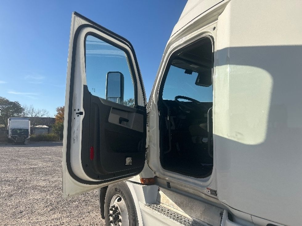 Sleeper Tractor-Heavy Duty Tractors-Freightliner-2021-T12664ST-Amarillo-TX-411,742\n\t\tmiles-$ 77,250 - Image 9