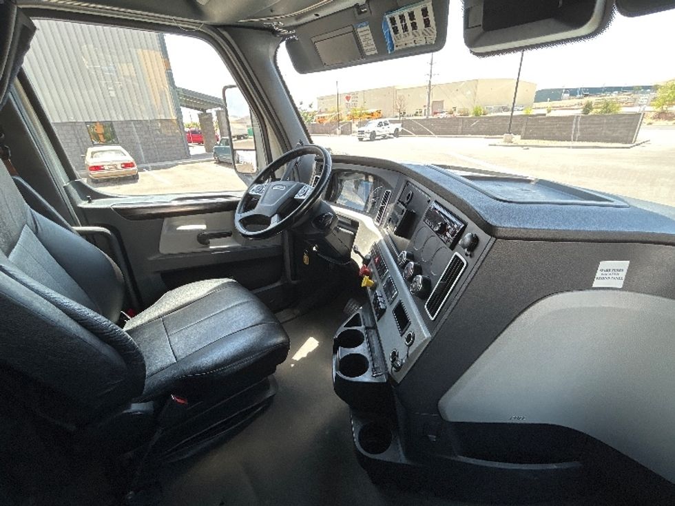 Sleeper Tractor-Heavy Duty Tractors-Freightliner-2021-T12664ST-Amarillo-TX-633,334\n\t\tmiles-$ 58,250 - Image 15